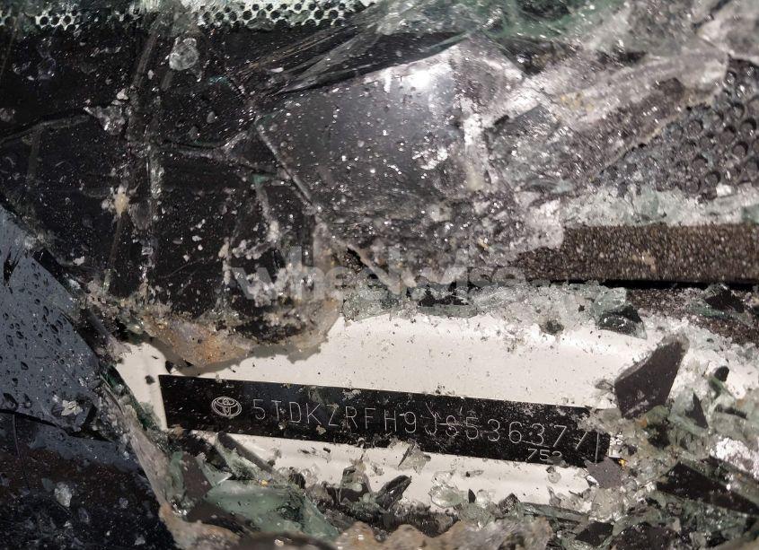 Photo 9 of 2018 Toyota Highlander XLE (VIN 5TDKZRFH9JS536377)