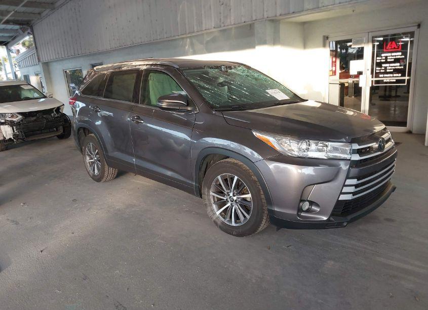 2018 Toyota Highlander XLE (VIN 5TDKZRFH9JS541143) main photo