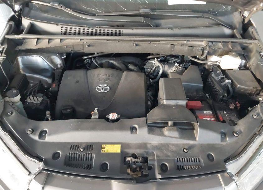 Photo 10 of 2018 Toyota Highlander XLE (VIN 5TDKZRFH9JS541143)