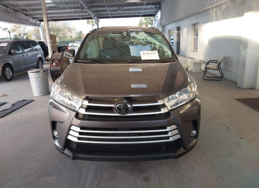 Photo 12 of 2018 Toyota Highlander XLE (VIN 5TDKZRFH9JS541143)