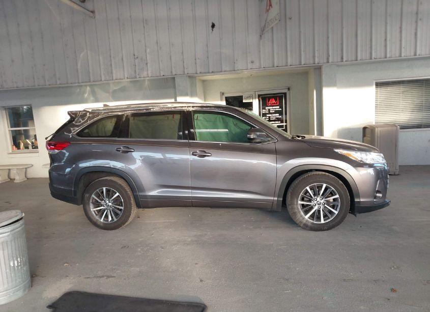 Photo 13 of 2018 Toyota Highlander XLE (VIN 5TDKZRFH9JS541143)