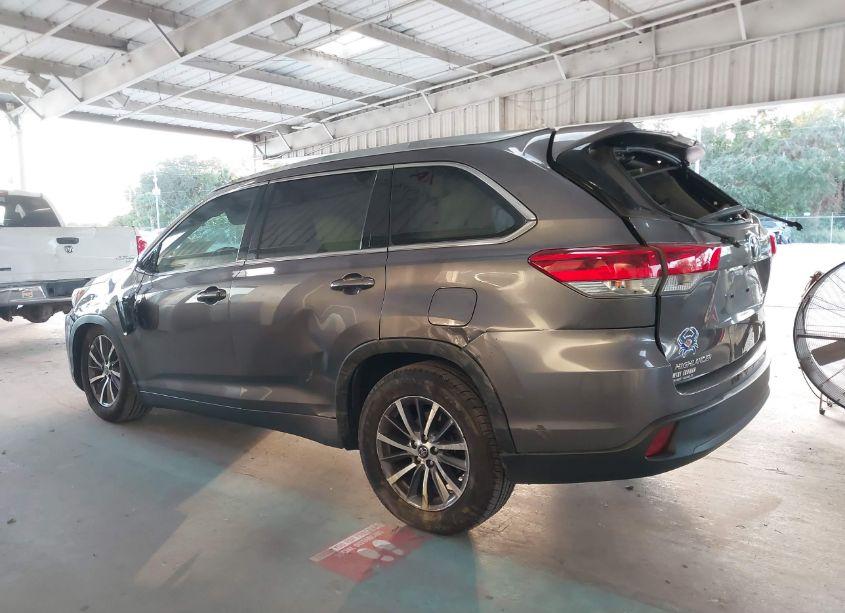 Photo 14 of 2018 Toyota Highlander XLE (VIN 5TDKZRFH9JS541143)