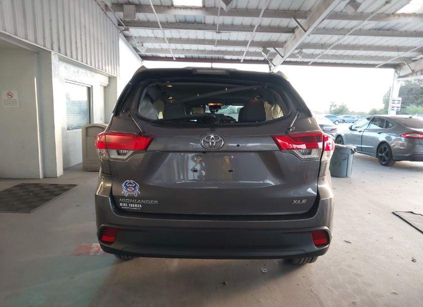 Photo 16 of 2018 Toyota Highlander XLE (VIN 5TDKZRFH9JS541143)