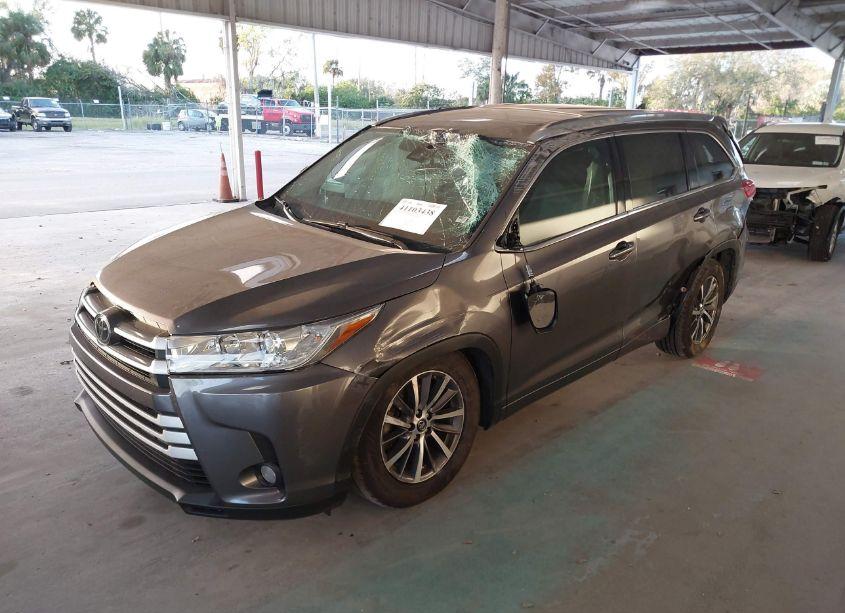 Photo 2 of 2018 Toyota Highlander XLE (VIN 5TDKZRFH9JS541143)