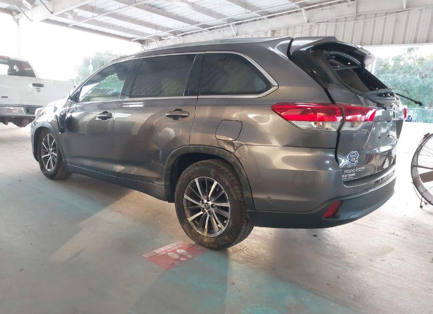 Photo 3 of 2018 Toyota Highlander XLE (VIN 5TDKZRFH9JS541143)