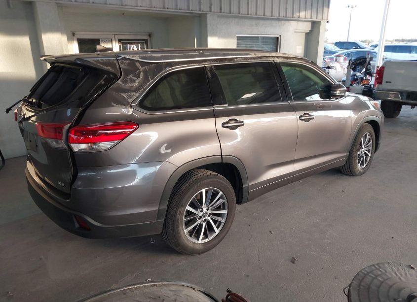 Photo 4 of 2018 Toyota Highlander XLE (VIN 5TDKZRFH9JS541143)