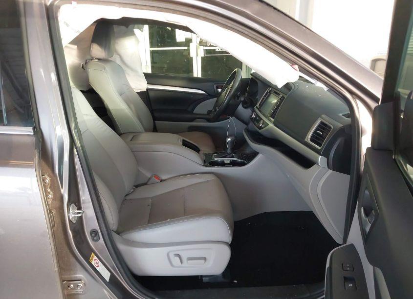 Photo 5 of 2018 Toyota Highlander XLE (VIN 5TDKZRFH9JS541143)