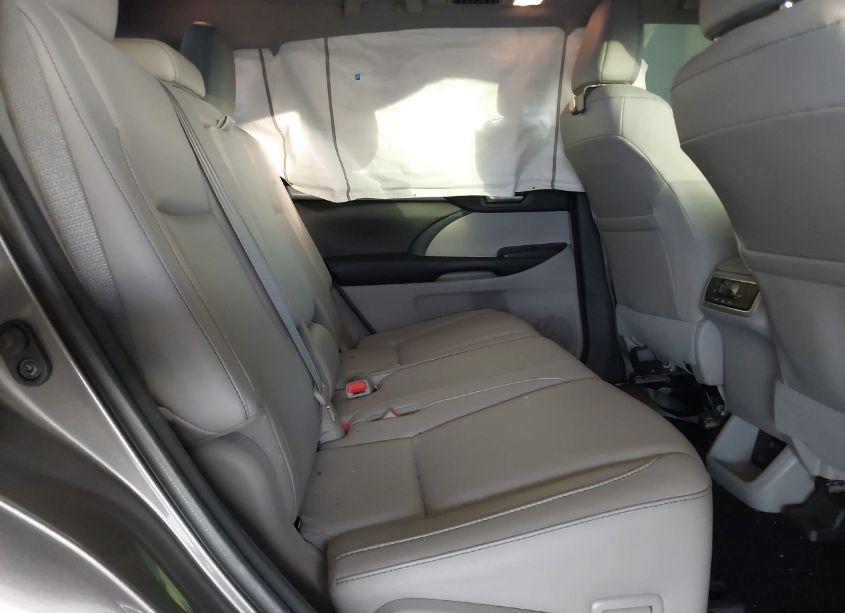 Photo 8 of 2018 Toyota Highlander XLE (VIN 5TDKZRFH9JS541143)