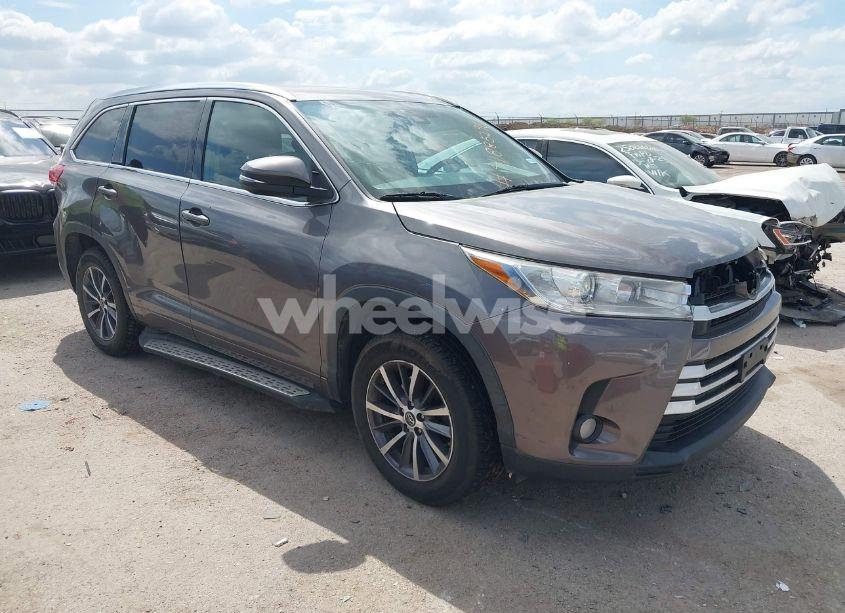 2018 Toyota Highlander XLE (VIN 5TDKZRFH9JS544012) main photo