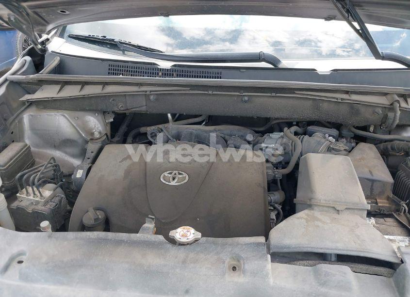 Photo 10 of 2018 Toyota Highlander XLE (VIN 5TDKZRFH9JS544012)