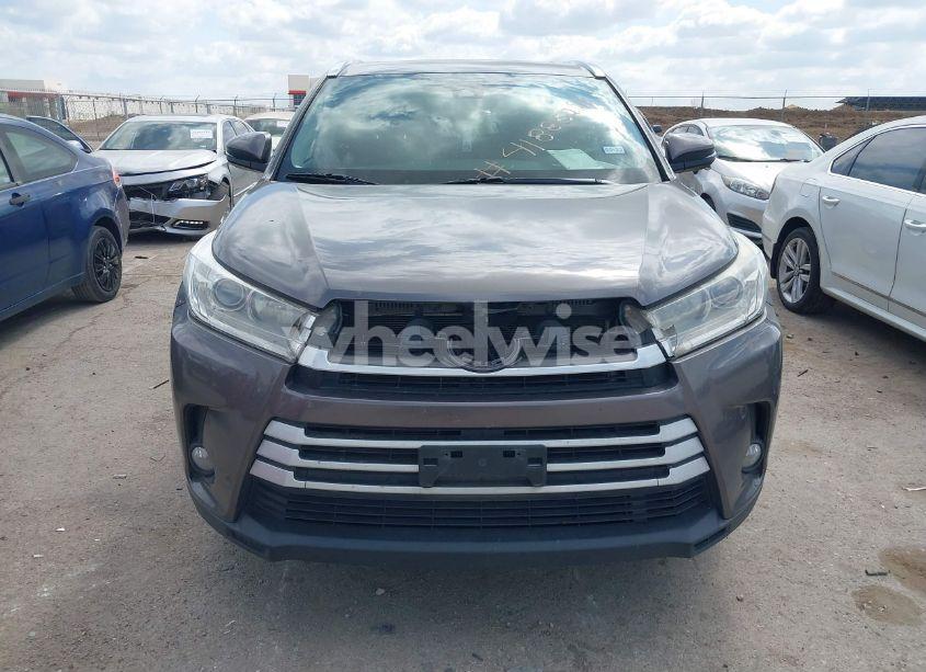 Photo 12 of 2018 Toyota Highlander XLE (VIN 5TDKZRFH9JS544012)