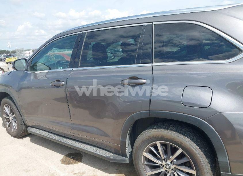 Photo 14 of 2018 Toyota Highlander XLE (VIN 5TDKZRFH9JS544012)