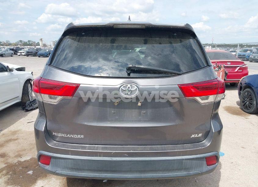 Photo 16 of 2018 Toyota Highlander XLE (VIN 5TDKZRFH9JS544012)