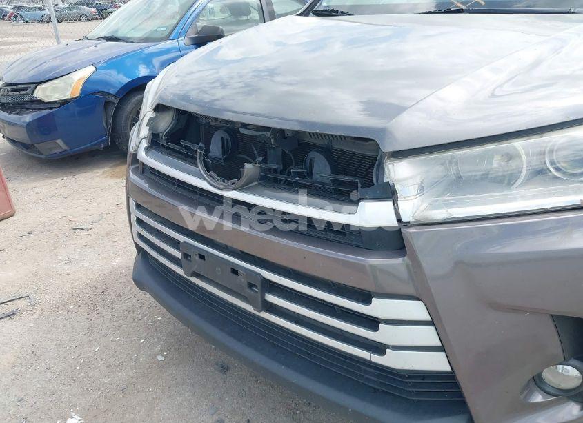 Photo 17 of 2018 Toyota Highlander XLE (VIN 5TDKZRFH9JS544012)