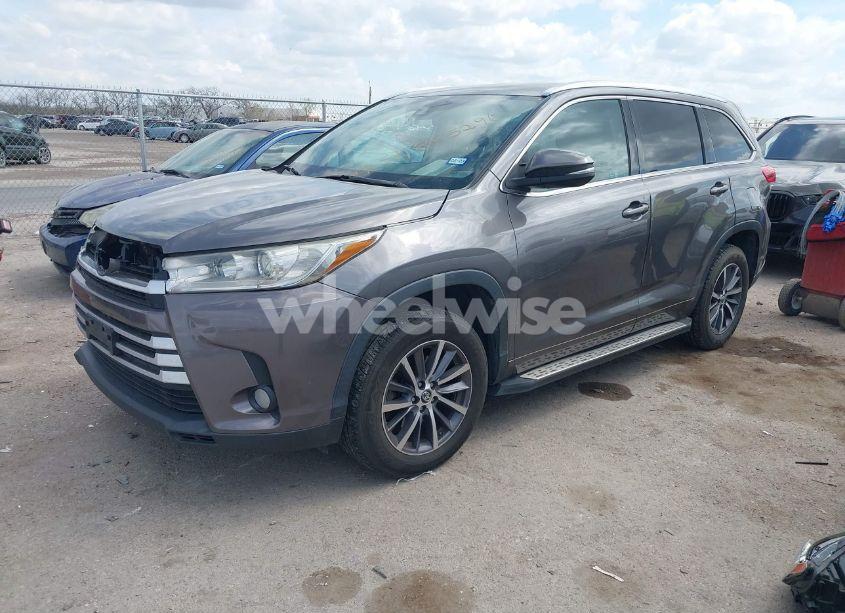 Photo 2 of 2018 Toyota Highlander XLE (VIN 5TDKZRFH9JS544012)