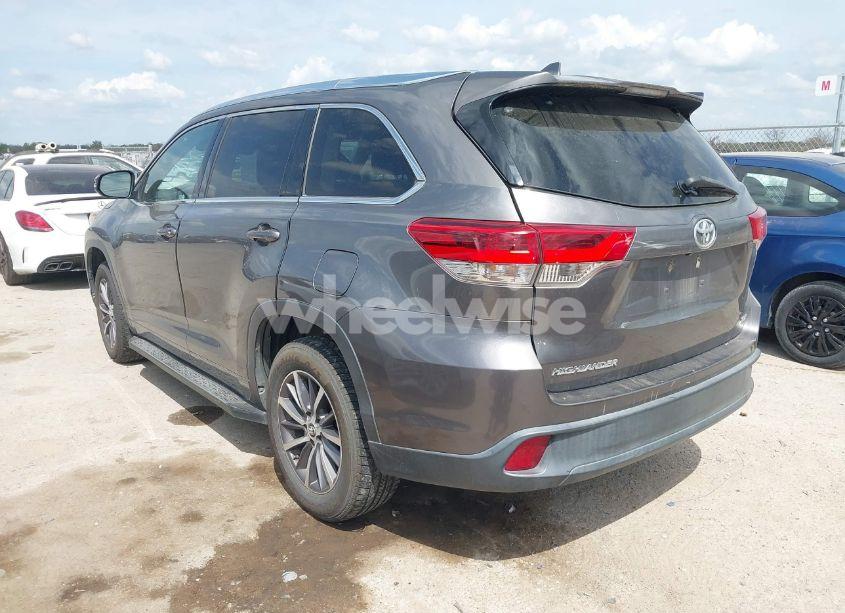 Photo 3 of 2018 Toyota Highlander XLE (VIN 5TDKZRFH9JS544012)