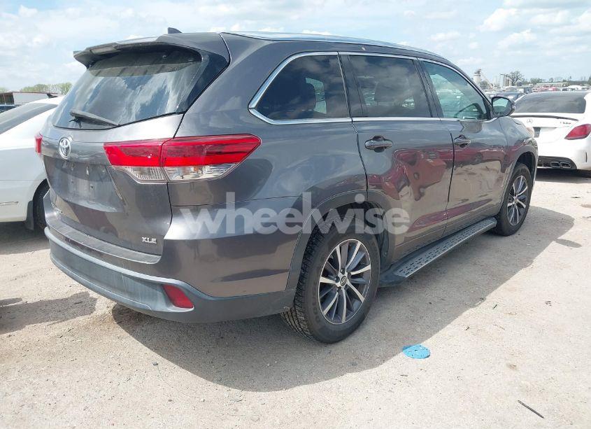Photo 4 of 2018 Toyota Highlander XLE (VIN 5TDKZRFH9JS544012)