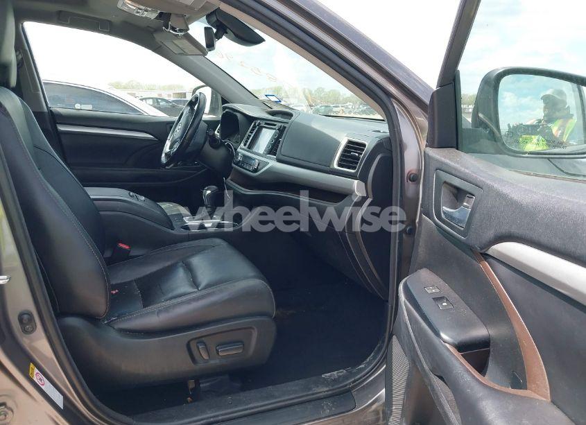 Photo 5 of 2018 Toyota Highlander XLE (VIN 5TDKZRFH9JS544012)
