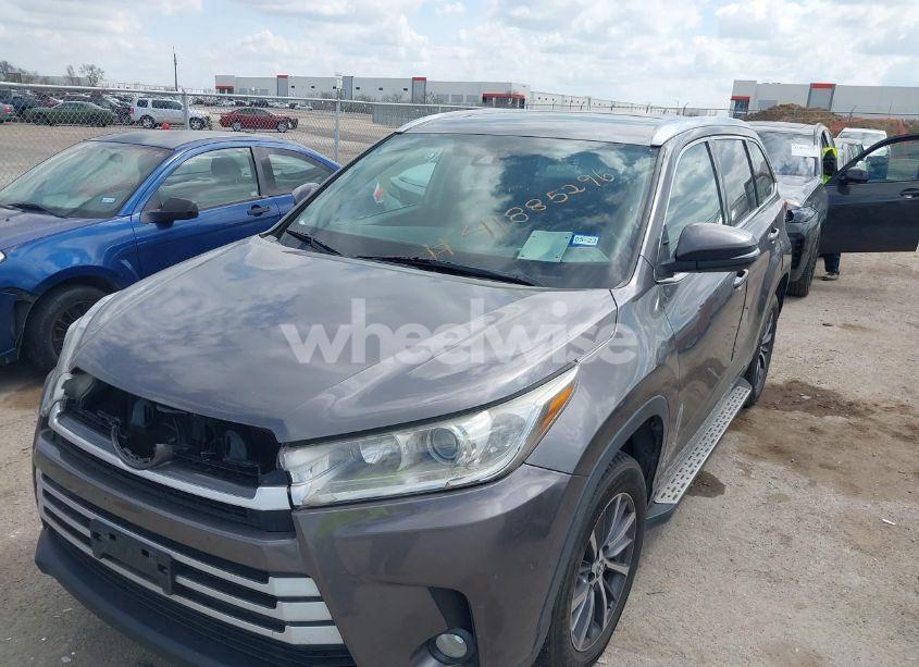 Photo 6 of 2018 Toyota Highlander XLE (VIN 5TDKZRFH9JS544012)