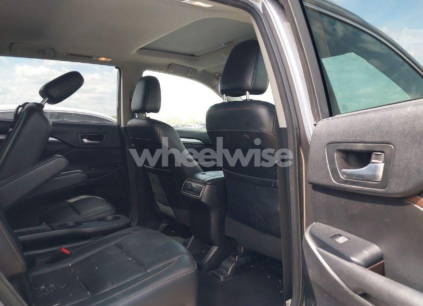 Photo 8 of 2018 Toyota Highlander XLE (VIN 5TDKZRFH9JS544012)