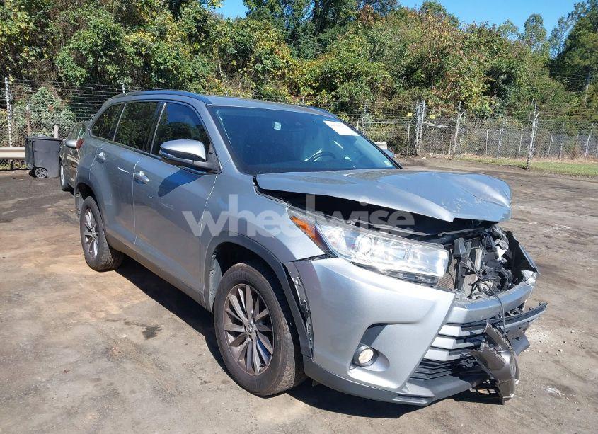 2019 Toyota Highlander XLE (VIN 5TDKZRFH9KS305741) main photo