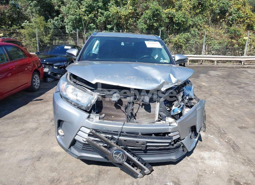 Photo 12 of 2019 Toyota Highlander XLE (VIN 5TDKZRFH9KS305741)