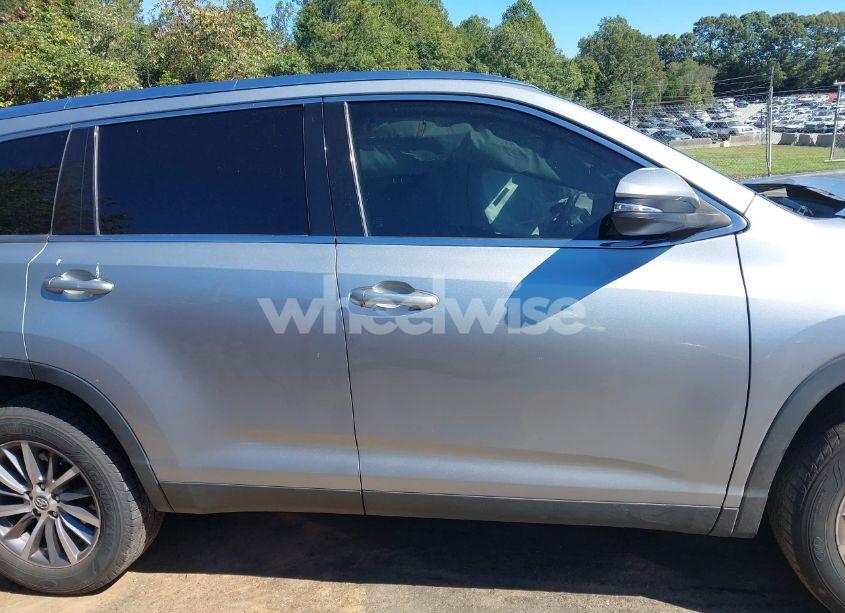 Photo 13 of 2019 Toyota Highlander XLE (VIN 5TDKZRFH9KS305741)