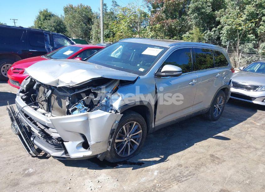 Photo 2 of 2019 Toyota Highlander XLE (VIN 5TDKZRFH9KS305741)