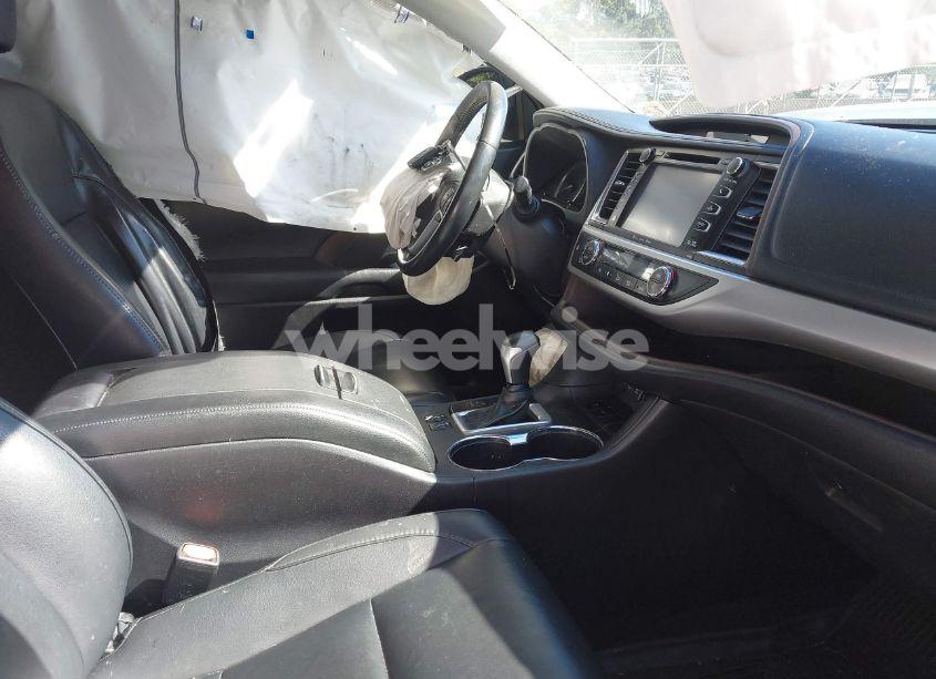 Photo 5 of 2019 Toyota Highlander XLE (VIN 5TDKZRFH9KS305741)