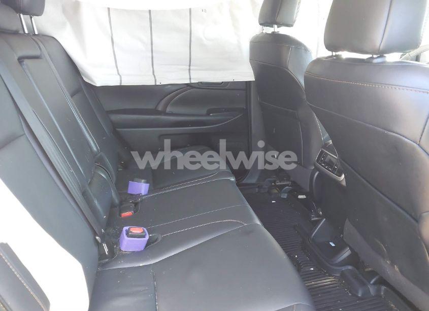 Photo 8 of 2019 Toyota Highlander XLE (VIN 5TDKZRFH9KS305741)