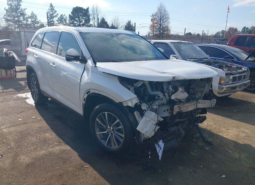 2019 Toyota Highlander XLE (VIN 5TDKZRFH9KS318845) main photo