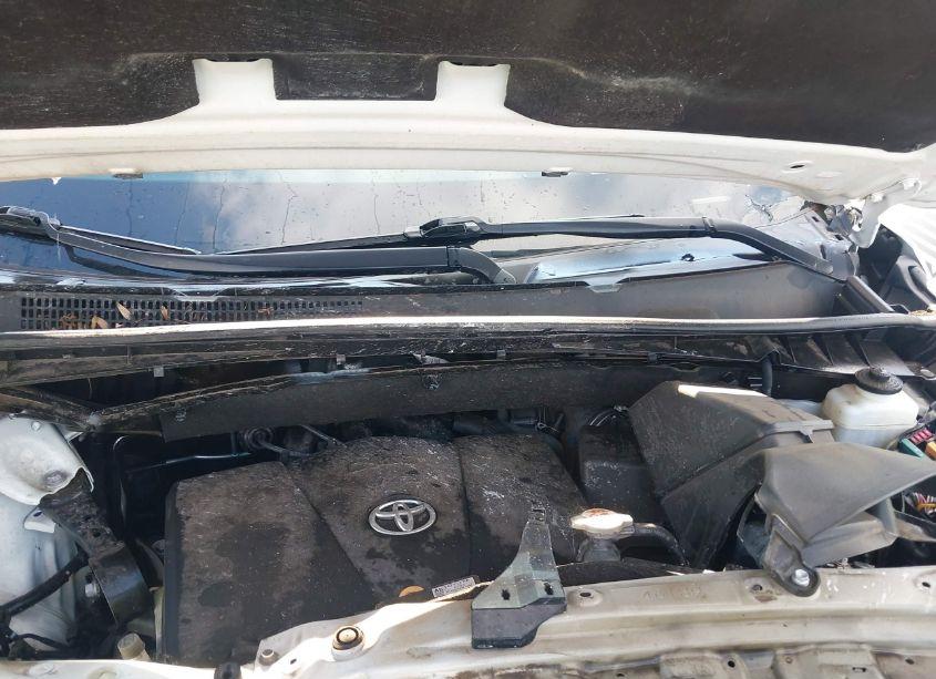 Photo 10 of 2019 Toyota Highlander XLE (VIN 5TDKZRFH9KS318845)