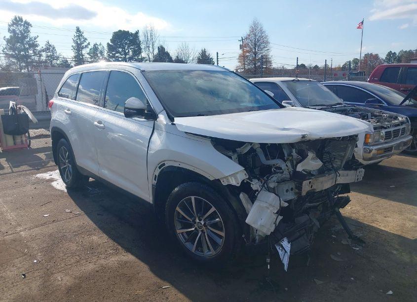 Photo 13 of 2019 Toyota Highlander XLE (VIN 5TDKZRFH9KS318845)