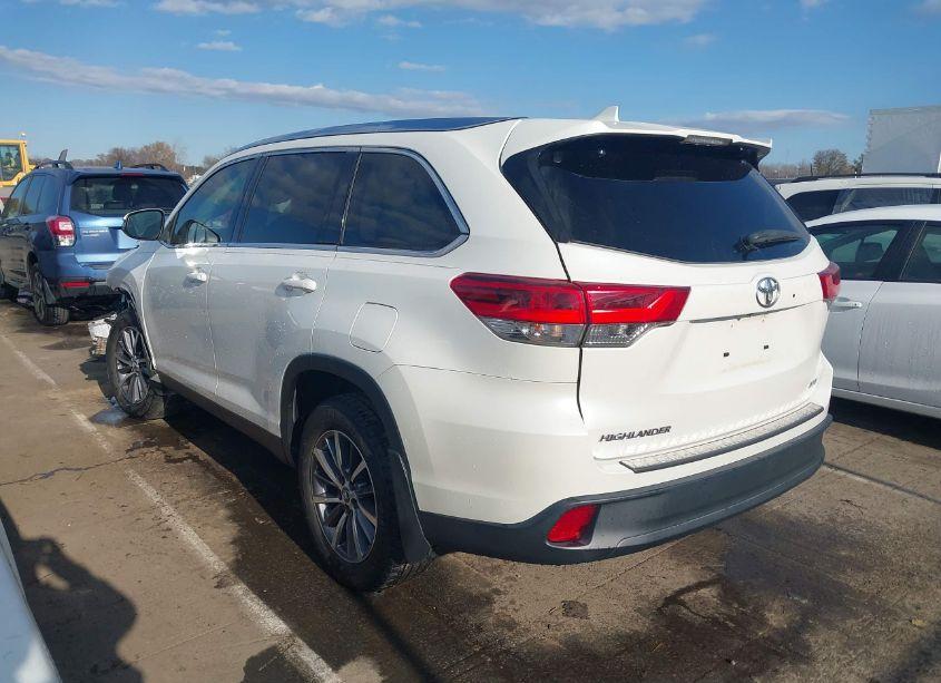 Photo 14 of 2019 Toyota Highlander XLE (VIN 5TDKZRFH9KS318845)
