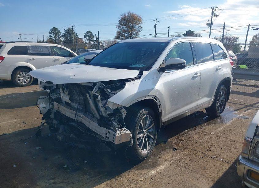 Photo 2 of 2019 Toyota Highlander XLE (VIN 5TDKZRFH9KS318845)