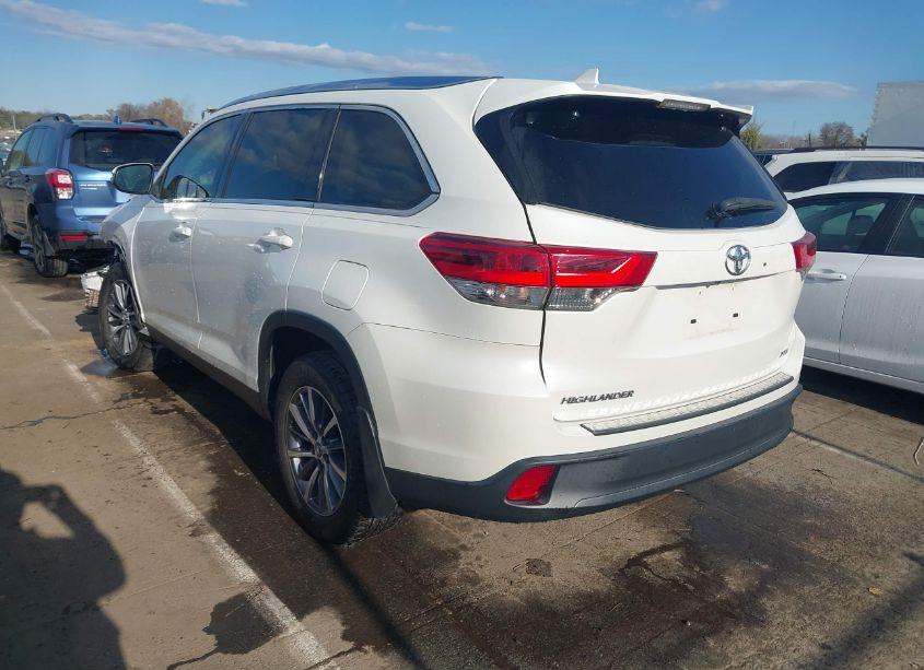 Photo 3 of 2019 Toyota Highlander XLE (VIN 5TDKZRFH9KS318845)