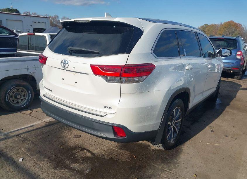 Photo 4 of 2019 Toyota Highlander XLE (VIN 5TDKZRFH9KS318845)