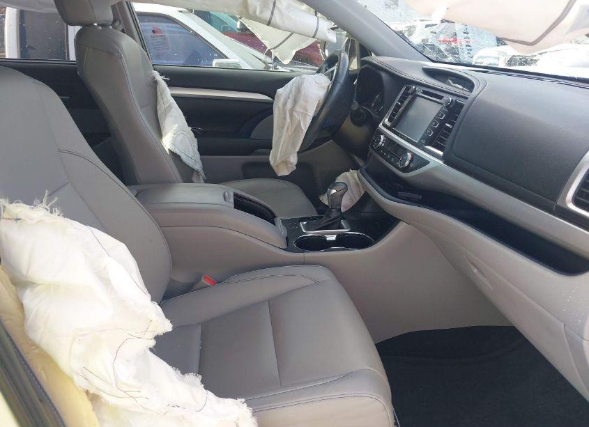 Photo 5 of 2019 Toyota Highlander XLE (VIN 5TDKZRFH9KS318845)