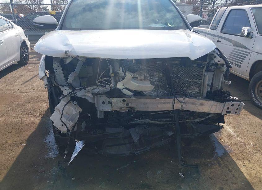 Photo 6 of 2019 Toyota Highlander XLE (VIN 5TDKZRFH9KS318845)