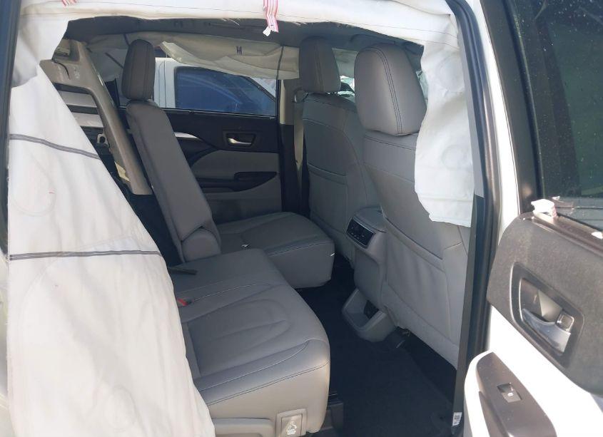 Photo 8 of 2019 Toyota Highlander XLE (VIN 5TDKZRFH9KS318845)