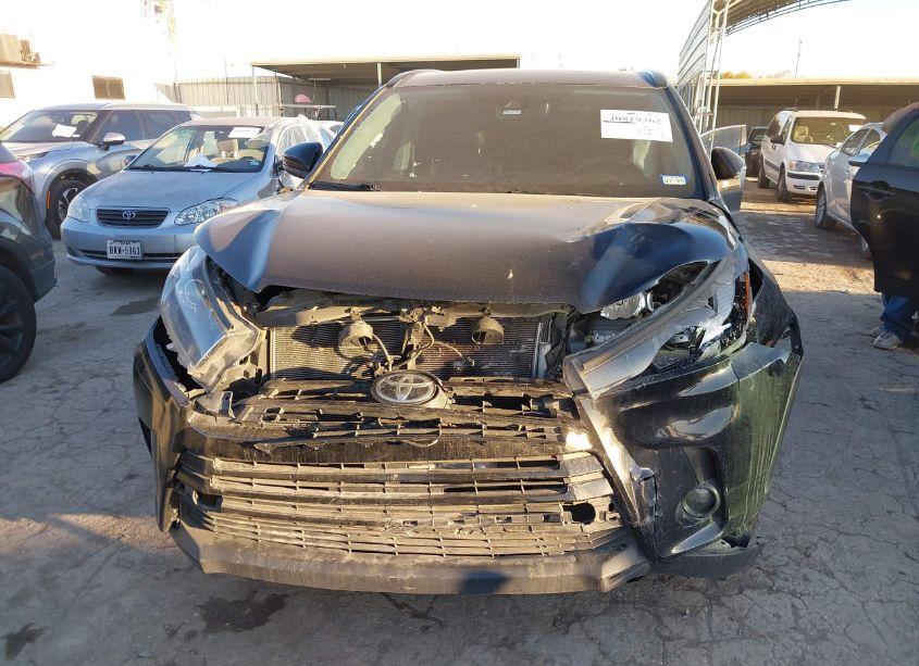 Photo 13 of 2019 Toyota Highlander SE (VIN 5TDKZRFH9KS327674)