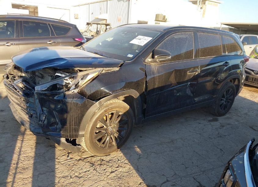 Photo 2 of 2019 Toyota Highlander SE (VIN 5TDKZRFH9KS327674)