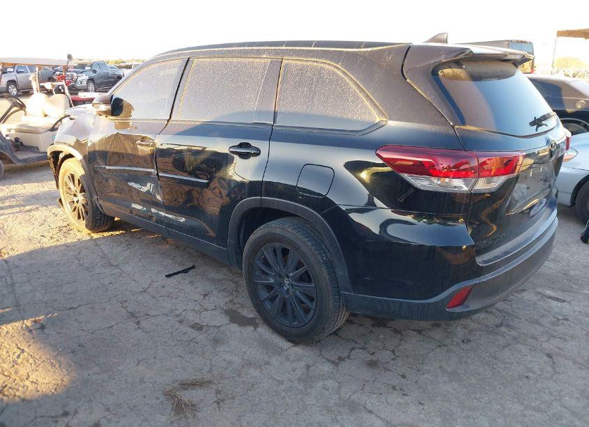 Photo 3 of 2019 Toyota Highlander SE (VIN 5TDKZRFH9KS327674)