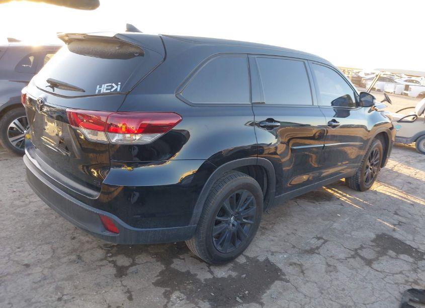 Photo 4 of 2019 Toyota Highlander SE (VIN 5TDKZRFH9KS327674)