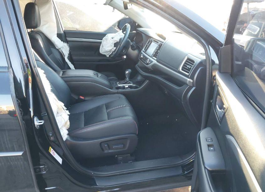Photo 5 of 2019 Toyota Highlander SE (VIN 5TDKZRFH9KS327674)