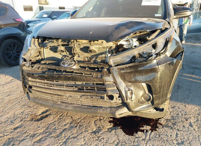 Photo 6 of 2019 Toyota Highlander SE (VIN 5TDKZRFH9KS327674)