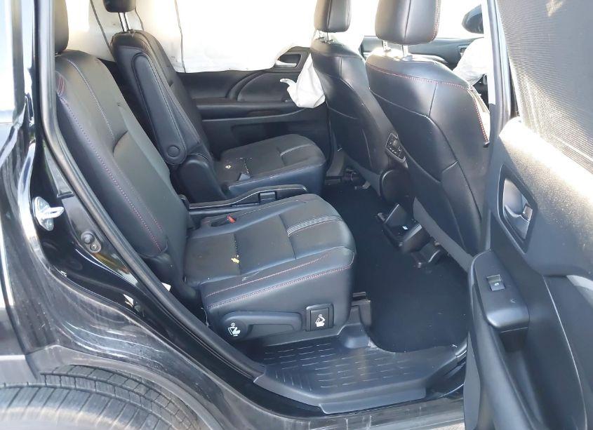 Photo 8 of 2019 Toyota Highlander SE (VIN 5TDKZRFH9KS327674)