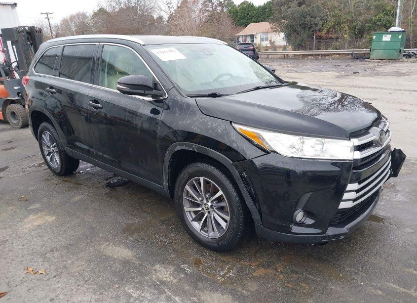 2019 Toyota Highlander XLE (VIN 5TDKZRFH9KS566223) main photo
