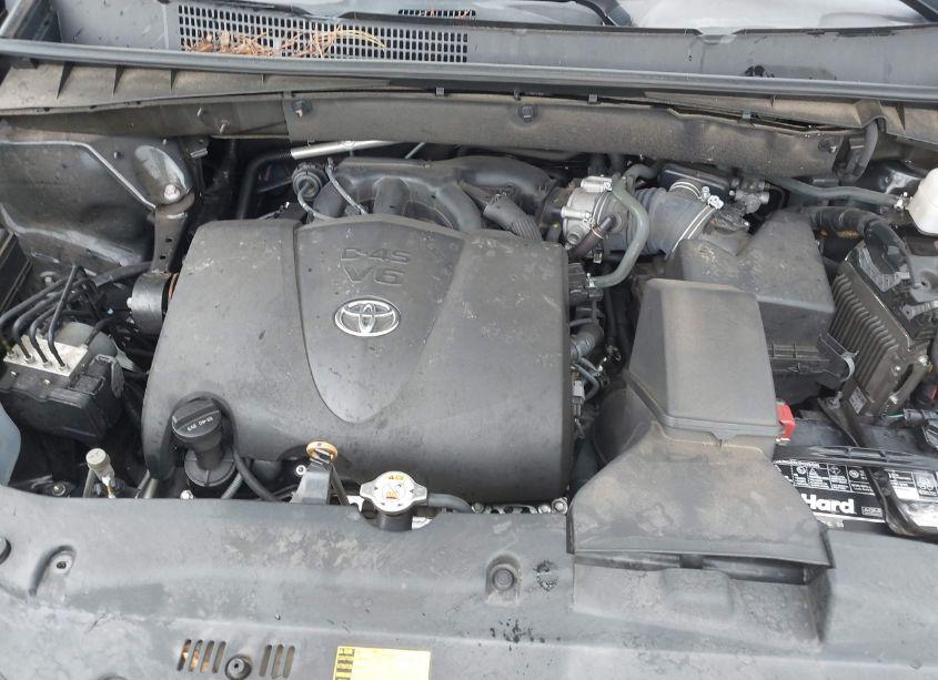 Photo 10 of 2019 Toyota Highlander XLE (VIN 5TDKZRFH9KS566223)