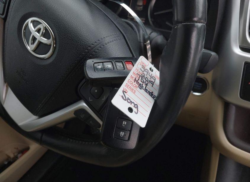 Photo 11 of 2019 Toyota Highlander XLE (VIN 5TDKZRFH9KS566223)